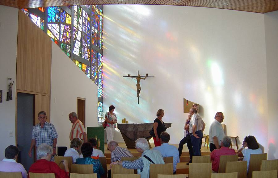 grosses Kirchenfenster hinter dem Altar