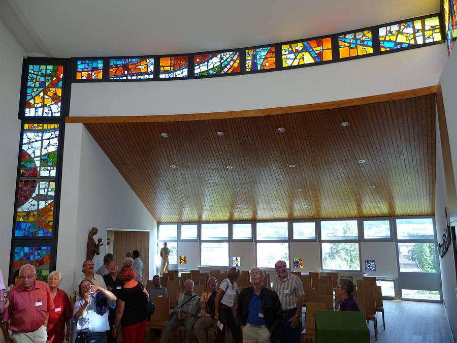die wunderbaren Fenster prägen die ganze Kirche
