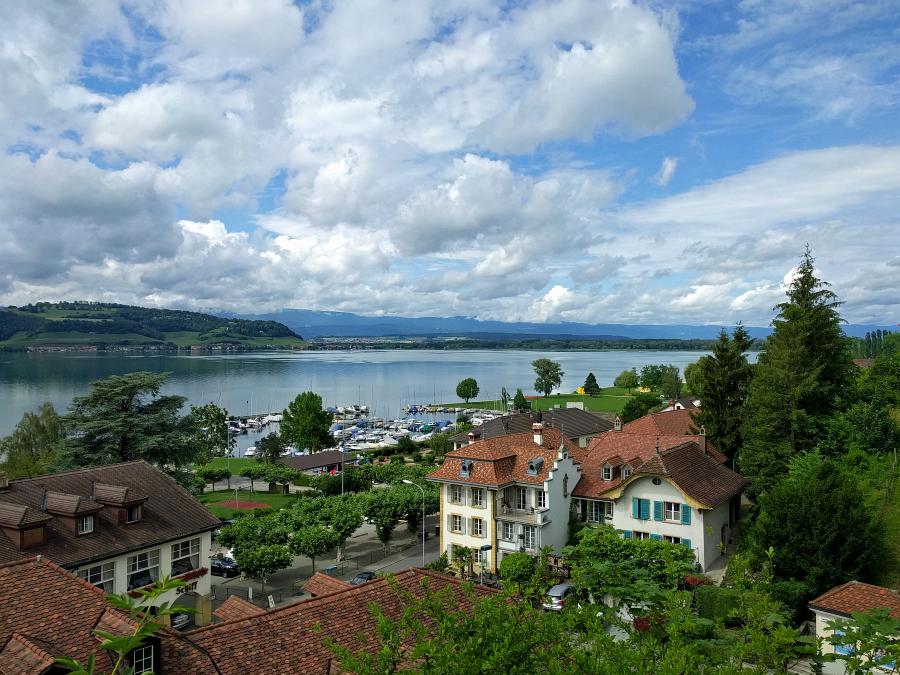 Blick auf den Hafen und den Mont Vuilly