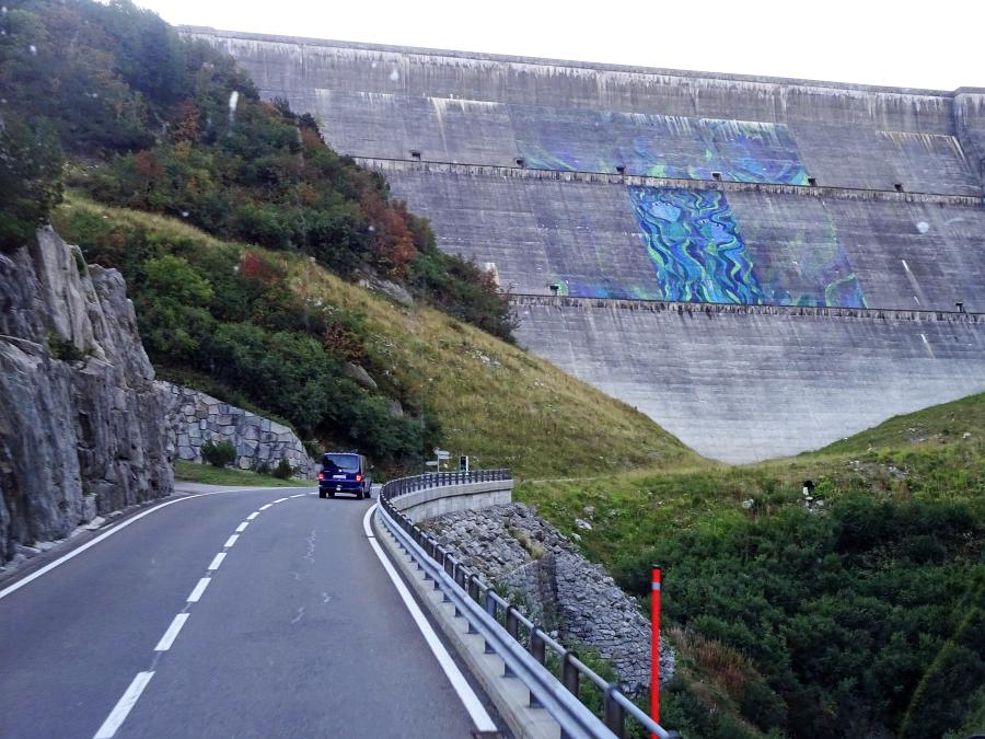 die Räterichsbodenstaumauer als Kunstwerk