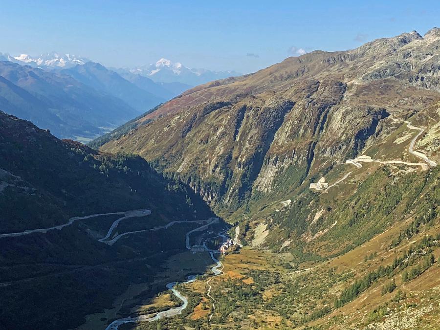 Blick auf Furka- und Grimselpassstrasse vom Hotel Belvédère aus
