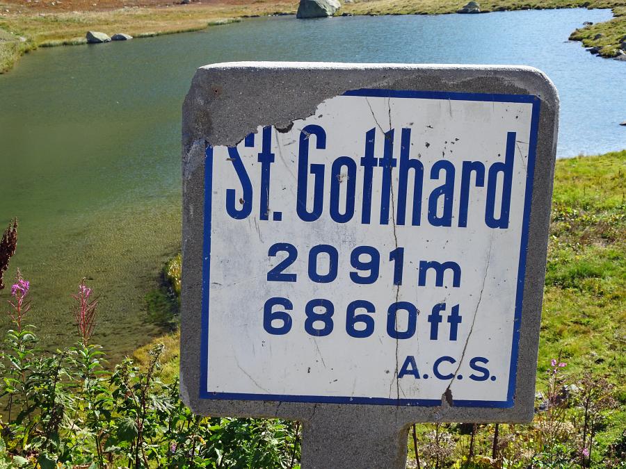 die leicht angeschlagene Tafel auf dem Gotthardpass