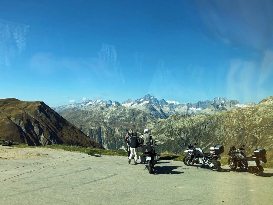 Blick zurück auf die Berner Alpen mit Finsteraarhorn und Lauteraarhorn