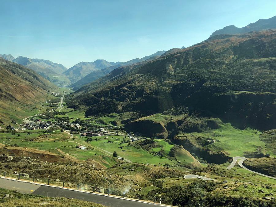 Blick durchs Urserental nach Andermatt und Oberalppass