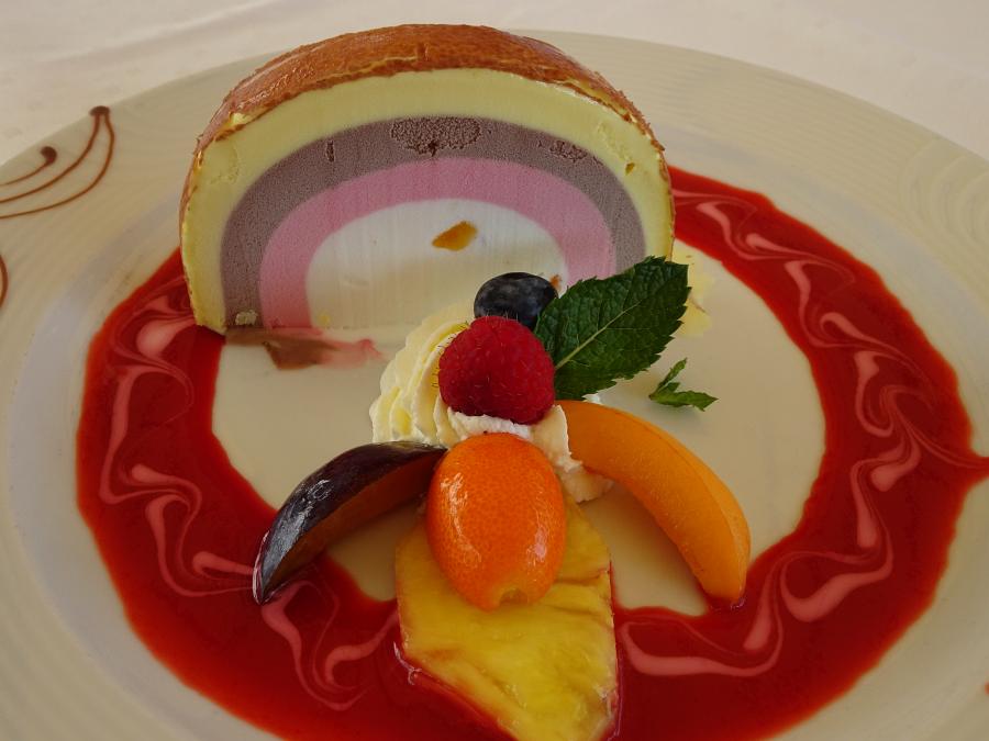 nun gibt's ein herrliches Dessert in Brunnen